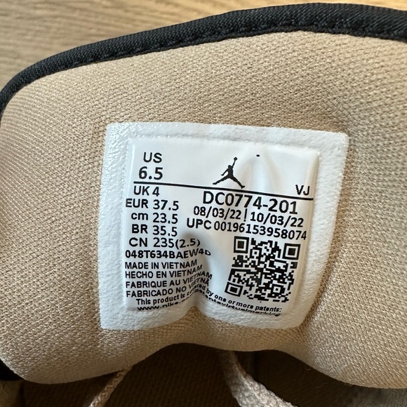 Nike Air Jordan 1 Low - Picture 9 of 13